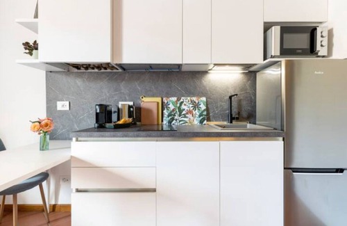 Pacengo Apartment | Romantic Lakeside Studio with Pool and Ocean View