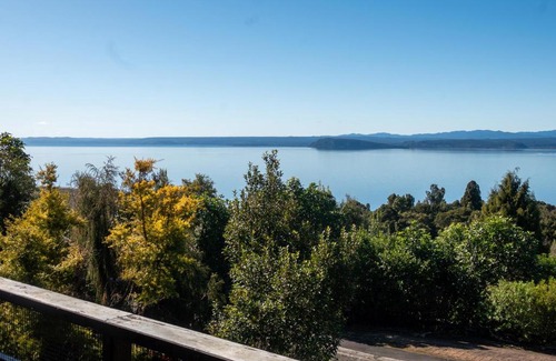 Omori House | Pet-Friendly Omori Holiday Home by the Lakeside Retreat