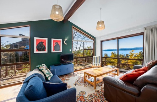 Omori House | Pet-Friendly Omori Holiday Home by the Lakeside Retreat