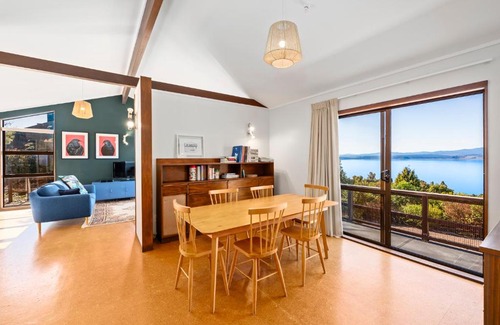 Omori House | Pet-Friendly Omori Holiday Home by the Lakeside Retreat