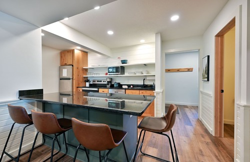 Webb Lake Condo | Inviting Lakeside Bear Condo: Beach, Pool & Private Balcony