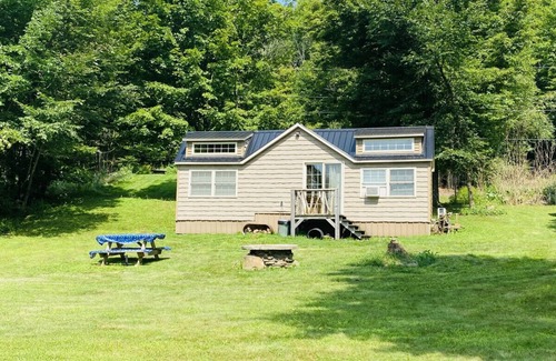 Rome House | Picturesque Lakeside Retreat with Breakfast & Lake Views