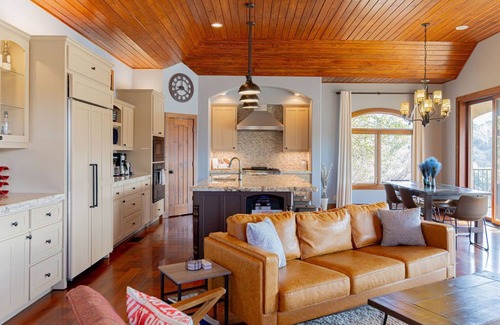 Oak Shores On Lake Austin House | Experience Lakefront Bliss at WalkerVR Stairway to Heaven