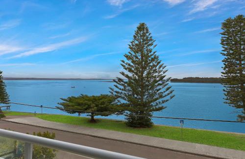 The Entrance Apartment | Waterfront Apartment Getaway at The Entrance with Pool Access