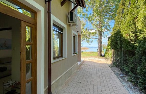 Zamardi House | Experience Lakesidehouse Szofi: Beachfront Bliss Awaits