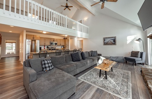 Blakeslee House | Discover Lakeslee Lodge: Lake Access & Hot Tub Retreat