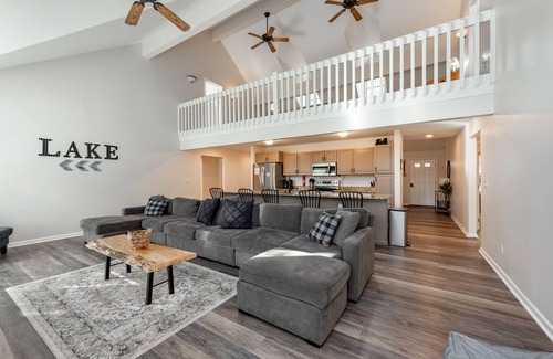 Blakeslee House | Discover Lakeslee Lodge: Lake Access & Hot Tub Retreat