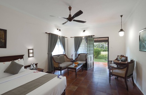 Kumarakom Hotel | Tranquil Lakesong Kumarakom: Family-Friendly with Pool