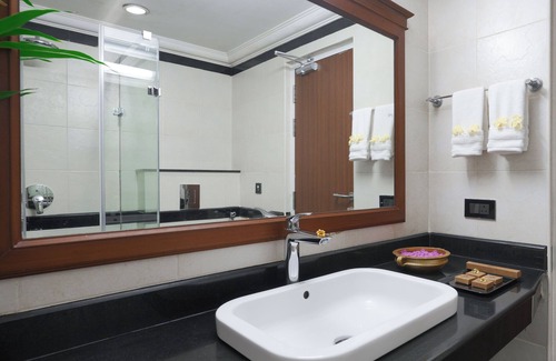 Kumarakom Hotel | Tranquil Lakesong Kumarakom: Family-Friendly with Pool