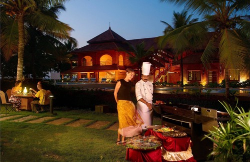 Kumarakom Hotel | Tranquil Lakesong Kumarakom: Family-Friendly with Pool
