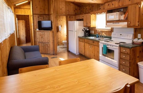 Cadiz Cottage | Lakeview 2BR Loft - Perfect for Families and Pets!