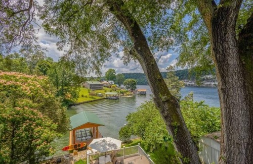 Dublin House | Relaxing Lakeview Cabin with Spa and Family-Friendly Amenities