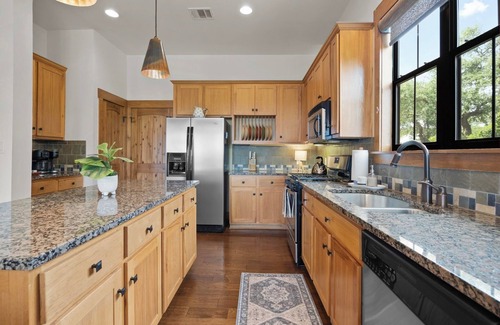 Leander House | Enchanting Lakeview Cottage with Kayaks and Resort Perks