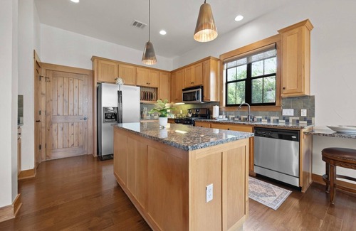 Leander House | Enchanting Lakeview Cottage with Kayaks and Resort Perks