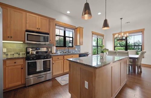 Leander House | Enchanting Lakeview Cottage with Kayaks and Resort Perks