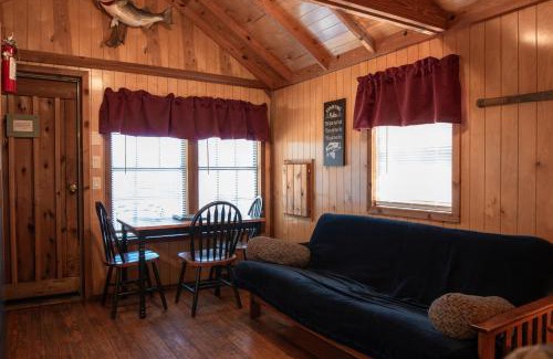 Mead House | Top-Rated Lakeview Cedar Cabin - Family and Pet Friendly