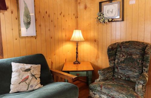 Mead House | Cozy Lakeview Cedar Cabin - The Birds Nest with Beach Access