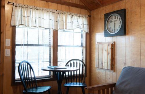 Mead House | Cozy Lakeview Cedar Cabin - Perfect for Families & Pets