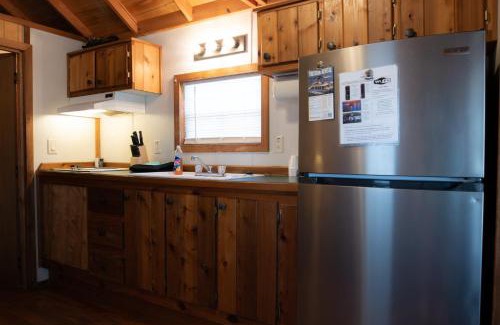 Mead House | Cozy Lakeview Cedar Cabin - Perfect for Families & Pets