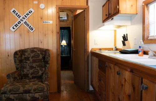 Mead House | Cozy Lakeview Cedar Cabin - Perfect for Families & Pets
