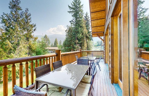 Christina Lake House | Serene Lakeview Chalet: Family-Friendly Retreat Awaits