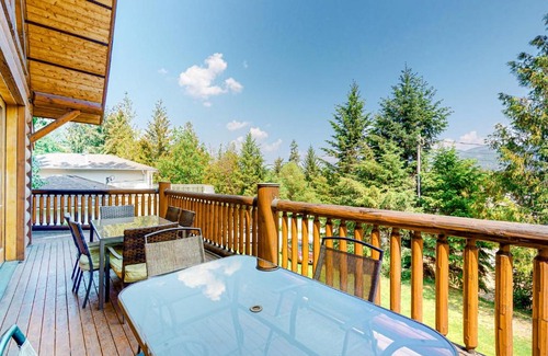 Christina Lake House | Serene Lakeview Chalet: Family-Friendly Retreat Awaits