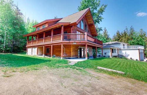 Christina Lake House | Serene Lakeview Chalet: Family-Friendly Retreat Awaits