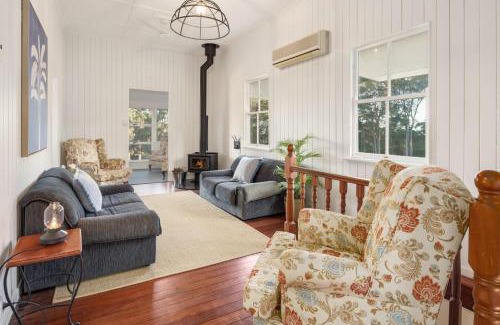 Mooloolah Valley House | Tranquil Lakeview Cottage in Mooloolah Valley with Pool