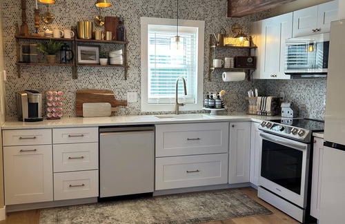 Howard Cottage | Romantic Lakeview Getaway with Spa and Hot Tub Amenities