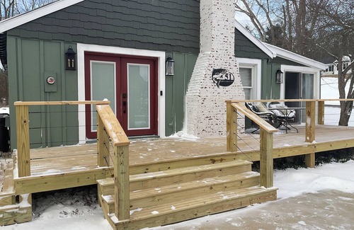 Howard Cottage | Romantic Lakeview Getaway with Spa and Hot Tub Amenities
