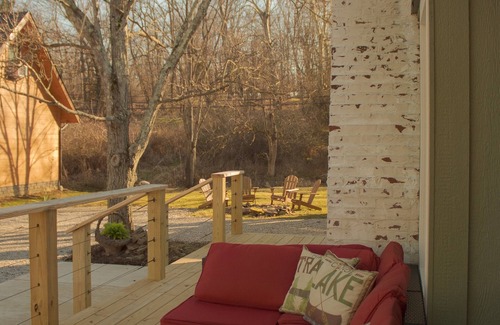 Howard Cottage | Romantic Lakeview Getaway with Spa and Hot Tub Amenities