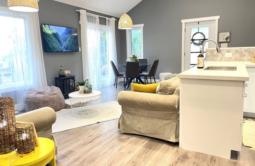 Valentia Cottage | Modern Lakeview Cottage with Kayaks, Firepit & More!