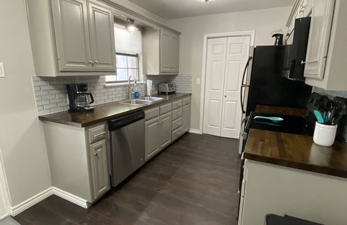 Wood County Cottage | Lakeview Escape: Guest Rated 10/10 with Private Dock