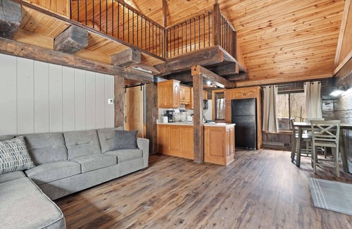 Celestine Cabin | Experience Lakeview Falls: Scenic Retreat with Spa & Pets Welcome