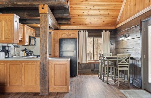 Celestine Cabin | Experience Lakeview Falls: Scenic Retreat with Spa & Pets Welcome
