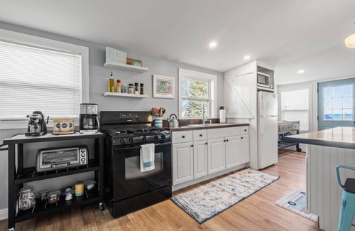 Jeddo House | LakeView Getaway: Breathtaking Views & Inviting Hot Tub