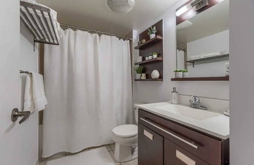 King West Village Condo | Lakeview High Rise: Pet-Friendly Stay with Pool & Breakfast