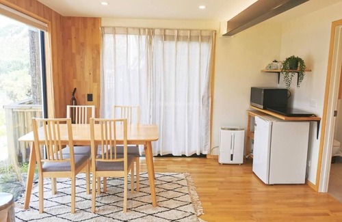 Sunshine Bay Apartment | Scenic Lakeview Holiday Studio - Perfect for Families