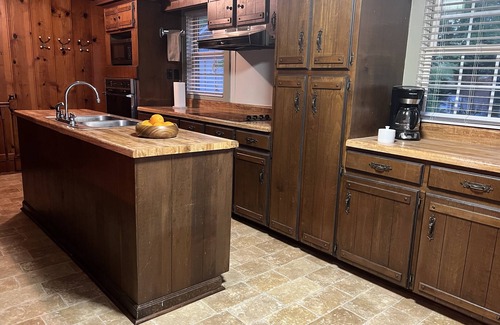 Benton Cottage | Lakeview Home on Jonathan Creek with Pool & Breakfast