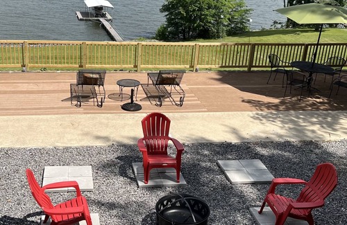 Benton Cottage | Lakeview Home on Jonathan Creek with Pool & Breakfast