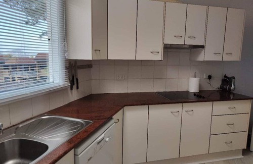 Gosford House | Inviting Lakeview Guest House in Gosford CBD with Amenities