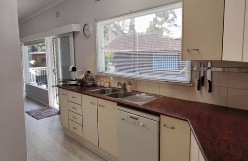 Gosford House | Inviting Lakeview Guest House in Gosford CBD with Amenities