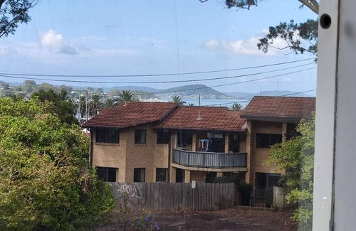 Gosford House | Inviting Lakeview Guest House in Gosford CBD with Amenities