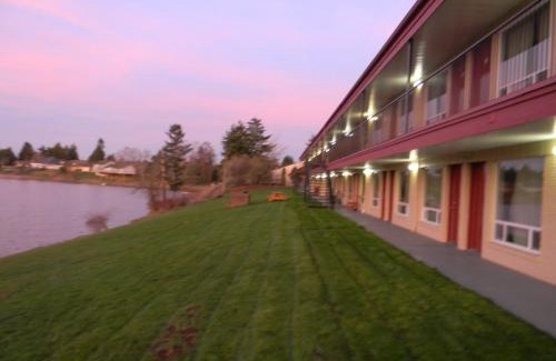 Centralia Hotel | Family-Friendly Lakeview Inn Centralia with Great Reviews