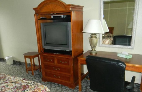 Centralia Hotel | Comfortable Lakeview Inn Centralia with Family-Friendly Amenities