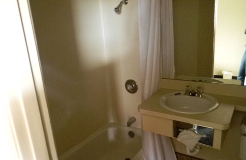 Centralia Hotel | Comfortable Lakeview Inn Centralia with Family-Friendly Amenities