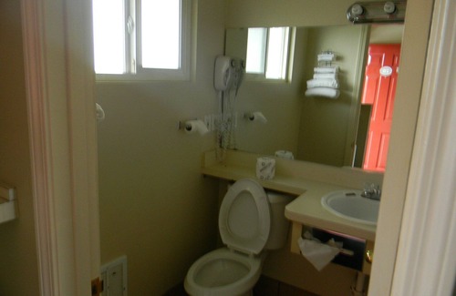 Centralia Hotel | Comfortable Lakeview Inn Centralia with Family-Friendly Amenities