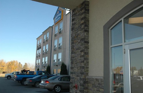 Fort Saskatchewan Hotel | Pet-Friendly Comfort at Lakeview Inns & Suites, Fort Saskatchewan