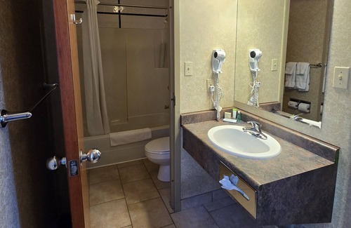 Hinton Hotel | Comfortable Stay at Lakeview Inns & Suites - Hinton