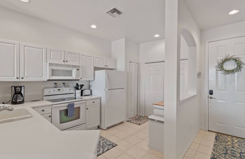 Fort Myers Condo | Lakeview Lanai: Premier Resort Amenities in Fort Myers!